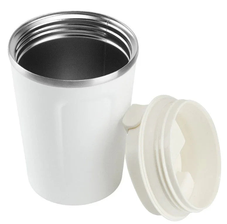 Weißer Thermobecher to go geöffnet
