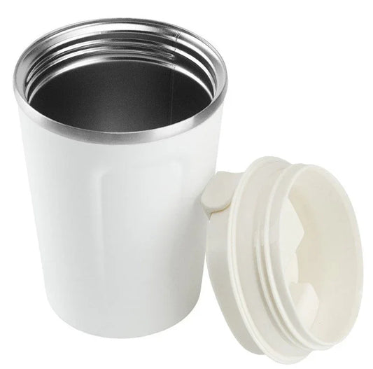 Weißer Thermobecher to go geöffnet 